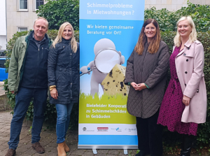 Das Schimmelschlichtungsteam von links nach rechts: Michael Tilker, Bauingenieur und Teamleiter bei der BGW, Bettina Willner, Umweltberaterin bei der Verbraucherzentrale, Daniela Niermann, Geschäftsführerin von Haus & Grund und Sarah Nagel, Geschäftsführerin vom Mieterbund OWL.