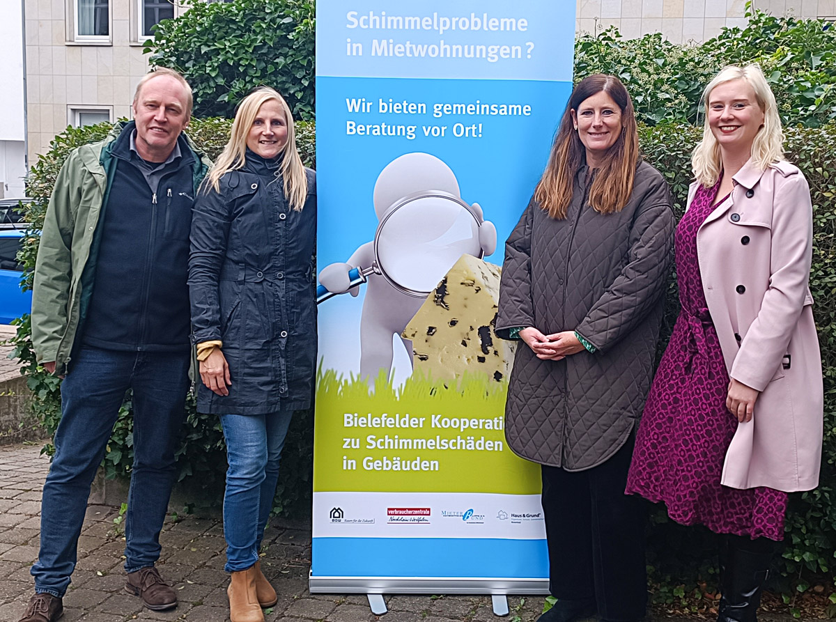 Das Schimmelschlichtungsteam von links nach rechts: Michael Tilker, Bauingenieur und Teamleiter bei der BGW, Bettina Willner, Umweltberaterin bei der Verbraucherzentrale, Daniela Niermann, Geschäftsführerin von Haus & Grund und Sarah Nagel, Geschäftsführerin vom Mieterbund OWL.